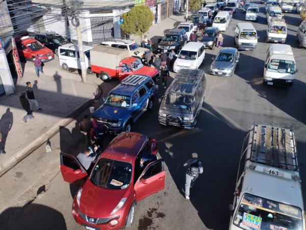 Paradas ilegales de minibuses provocan congestionamientos