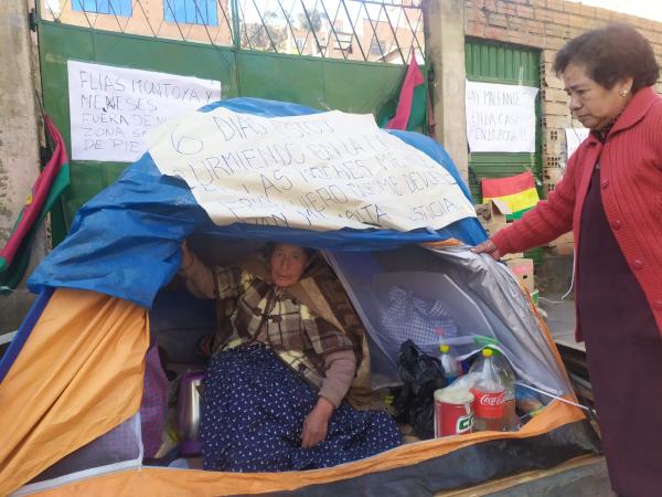 Anciana lleva 13 días viviendo en la calle a la espera de justicia