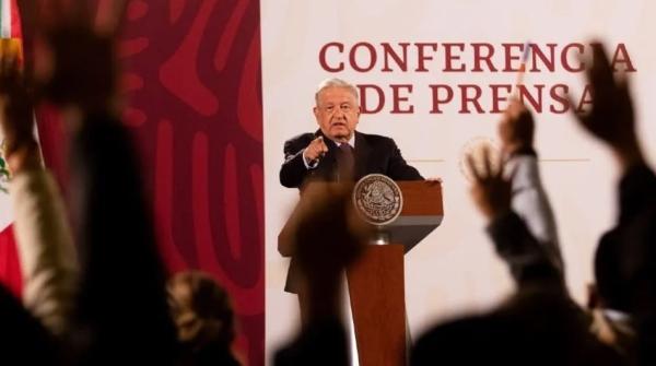 Presidente López Obrador defiende  a periodistas afines a su gobierno