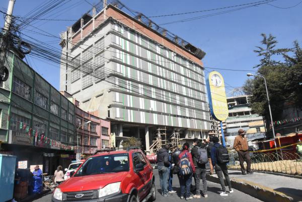 Construcción del edificio siniestrado genera polémica