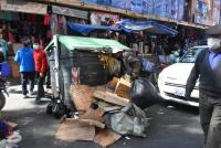 La basura se acumula en calles y  contenedores en ciudad de La Paz