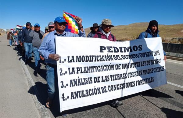 Marcha de campesinos pide dotación de tierras