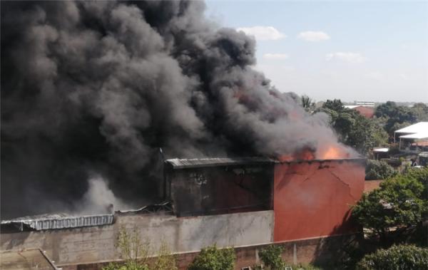 Tras más de cuatro horas sofocan  incendio en un almacén de telas