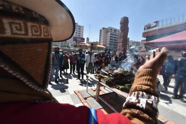 Ritual andino en agradecimiento  a la Pachamama al iniciar agosto