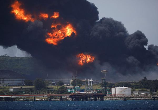 Colapsa tercer tanque de crudo  en Cuba luego de incendio