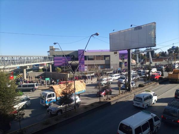 Filas en teleféricos a La Paz por bloqueos en autopista