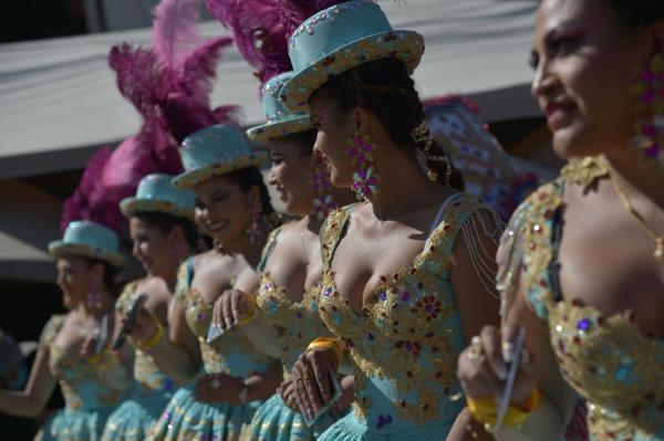 Danzarines y músicos muestran su  devoción a la Virgen de Urkupiña