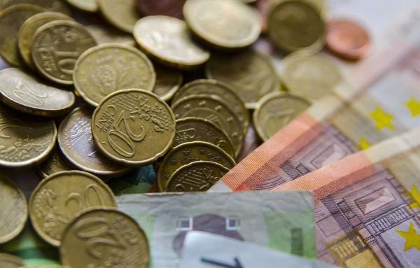 El euro vuelve a perder  paridad frente al dólar