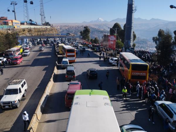 Marcha política causó perjuicios  y protestas en población alteña