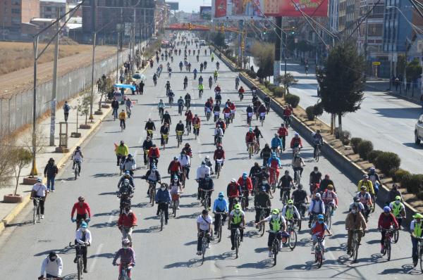 Carrera de cochecitos sin  motor y caravana ciclística