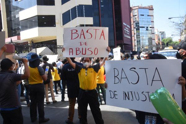 Trabajadores de Los Tiempos marchan contra presión judicial