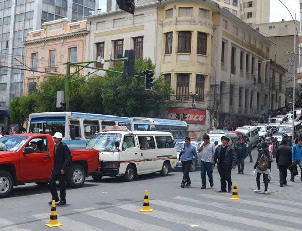 Prevén ordenamiento vehicular con restricciones y reversiones