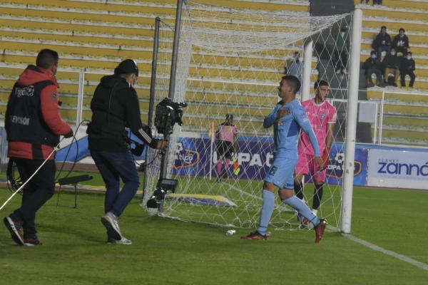 Bolívar toca la cima con goleada