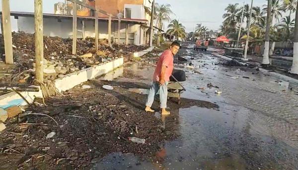 Suspenden vuelos zona turística  de México por huracán Kay