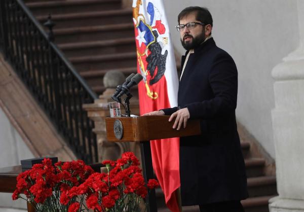 Popularidad de Boric baja tras  fallido referéndum constitucional