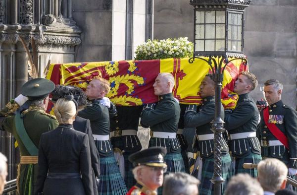 Cuatro hijos de Isabel II realizan vigilia  tradicional en Catedral de San Gil