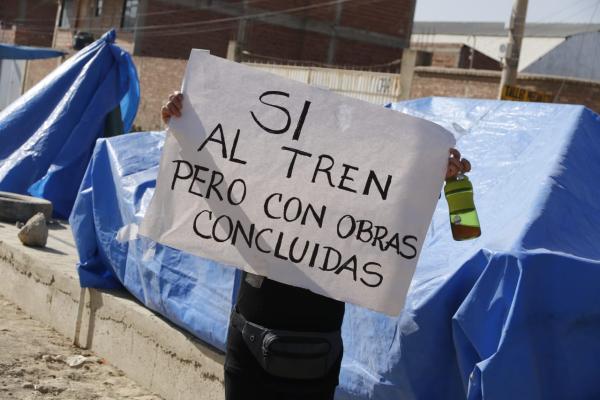 Vecinos piden conclusión de drenaje y  desagües en línea de Tren Metropolitano