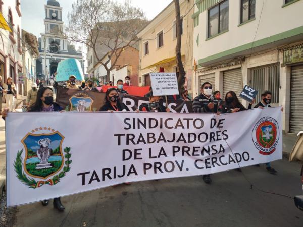 Alcalde cesa acción judicial contra periodista en medio de protestas