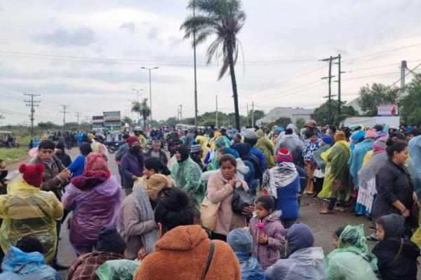 Bloqueo en carretera exige mayor  presupuesto para salud y educación