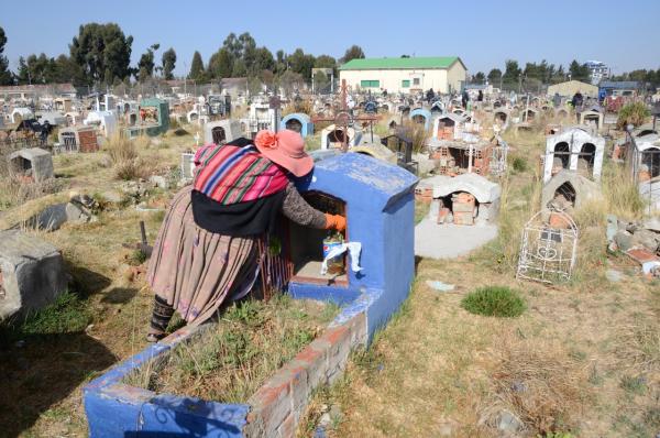 Exhumación de cuerpos en cementerio Tarapacá