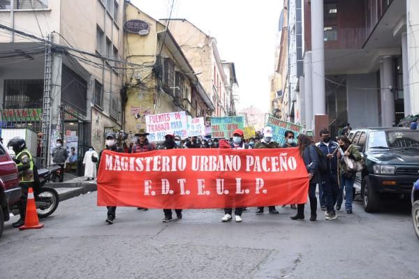 Urbe paceña bloqueada por  maestros y Ponchos Rojos