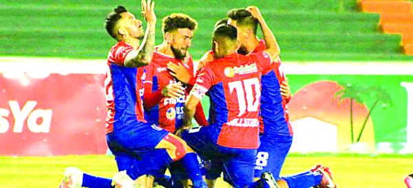 Universitario se adueñó del clásico de Sucre