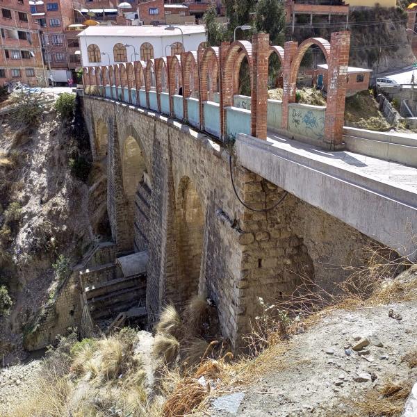 Descuido de Puente Colonial