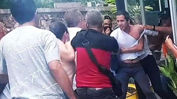 Militantes chavistas agreden a  Guaidó en el estado Anzoátegui