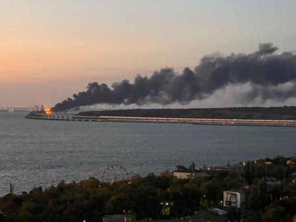 Explosión destruye parte del puente de  Kerch que conecta a Rusia con Crimea