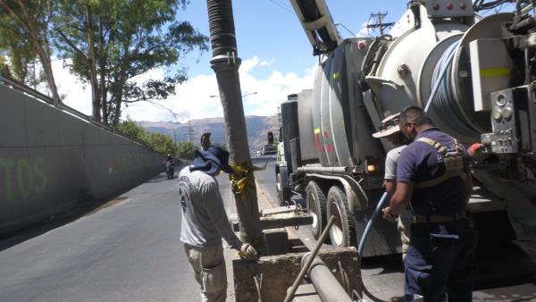 Intensifican trabajos de limpieza en  sistemas pluviales de pasos a desnivel