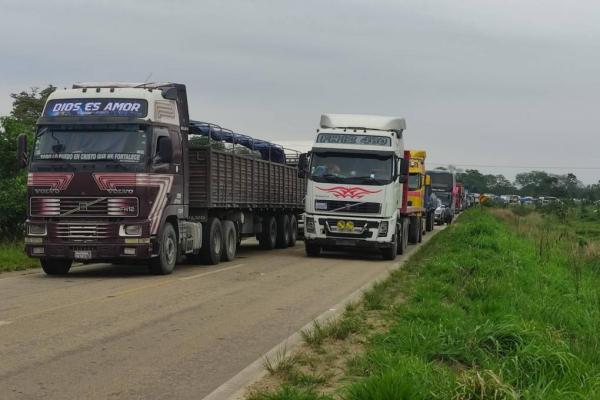 Dos bloqueos afectan libre transitabilidad en carreteras