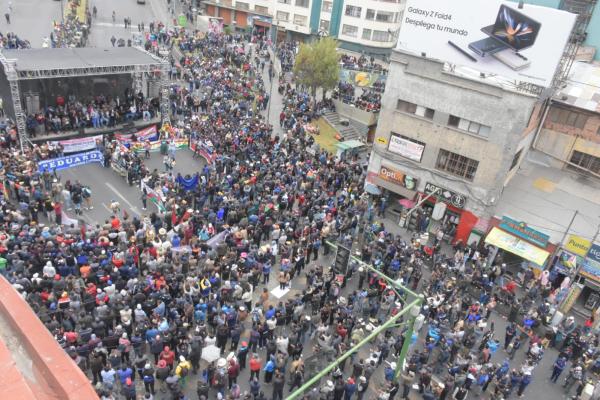 Caos en calles de la urbe por reunión de choferes paceños