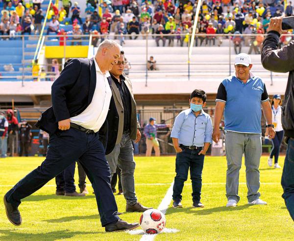 El fútbol boliviano decide esperar