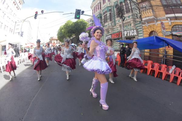 Juventud y folklore en la 33 Entrada Universitaria