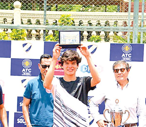 Carlos Prado es el  campeón de tenis profesional más joven del país