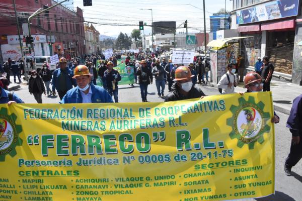 Centro paceño colapsa y se paraliza debido a marchas y bloqueos