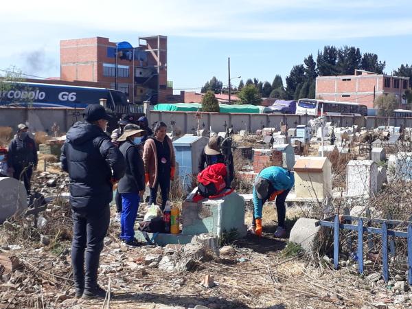 La Paz y El Alto realizan últimos preparativos en sus cementerios