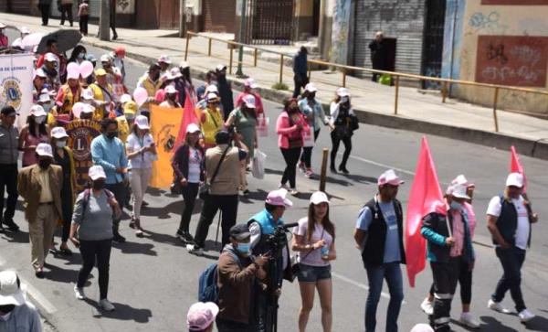 Caminata “knock out” llama a detectar de manera temprana cáncer de mama