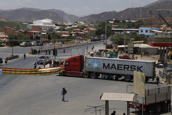 Suticollo bloqueado por  el transporte internacional