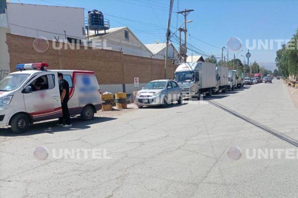 Se forman largas filas en  surtidores de Cochabamba