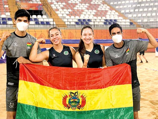 Galindo y Chacón en el podio del voleibol de playa