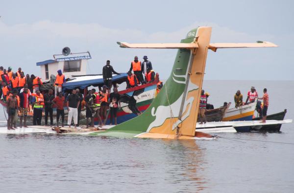 Un avión con 43 personas se  estrella en el lago de Tanzania