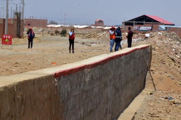 Construyen muro de cuatro metros de altura para evitar desborde de caudal por lluvias