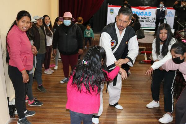 Madres e hijas aprenden defensa personal para evitar ser víctimas