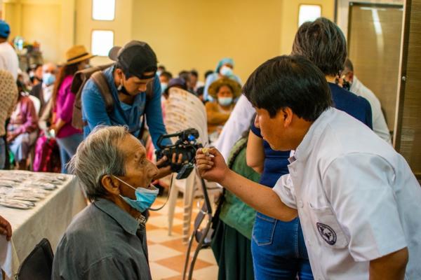 Campaña de medición de lentes beneficia a 65 adultos mayores