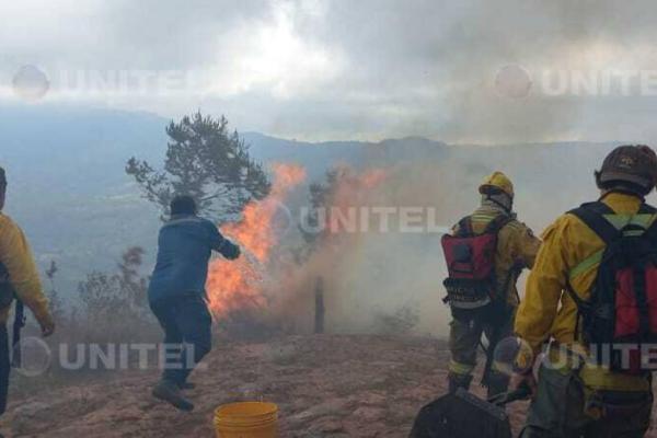 Baldes y palas son insuficientes para  combatir fuego en el Fuerte de Samaipata