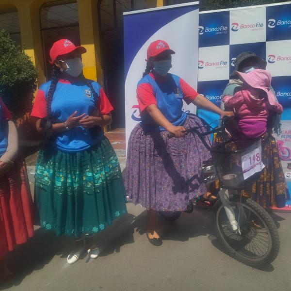 Ganadoras de carrera en bicicleta tendrán becas