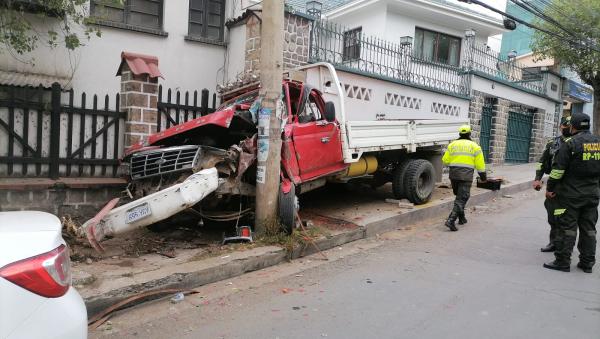 Camión choca contra una  casa cerca al Montículo