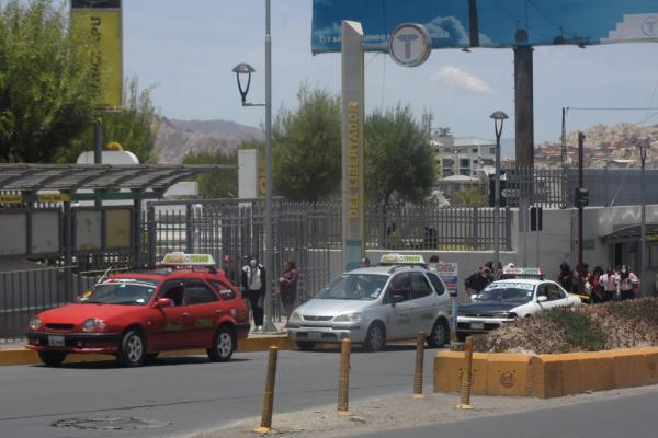 Radiotaxis continúan usando vías públicas como paradas