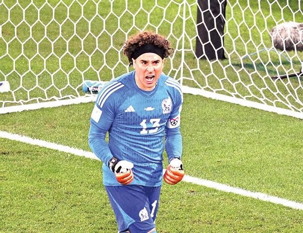 Ochoa le gana a Lewandowski y esperanza a México